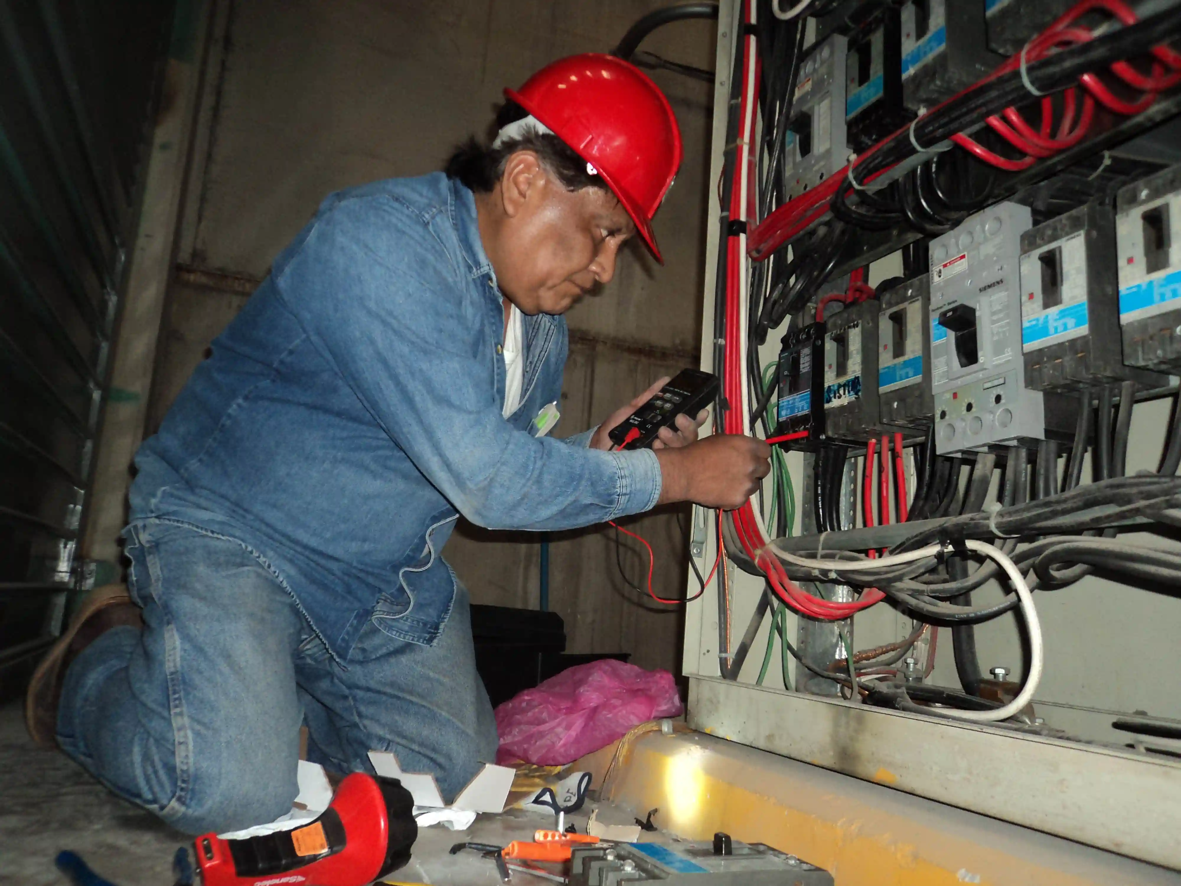 Electricista haciendo servicio eléctrico